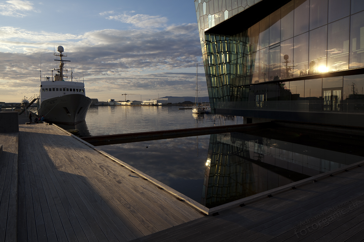 Harpa befindet sich unmittelbar am Hafen von Reykjavik