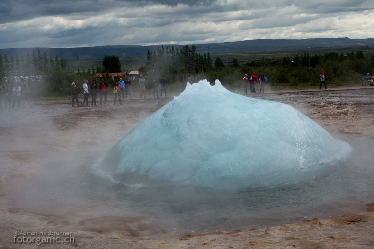 Geysir Strokkur, Südwest-Island: Der Moment, wo sich das Wasser in Wasserdampf umwandelt.