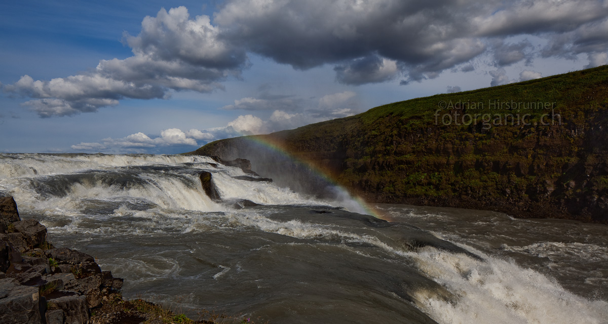 Der Gullfoss Wasserfall fällt in zwei Stufen. Dies ist die kleinere obere Stufe.