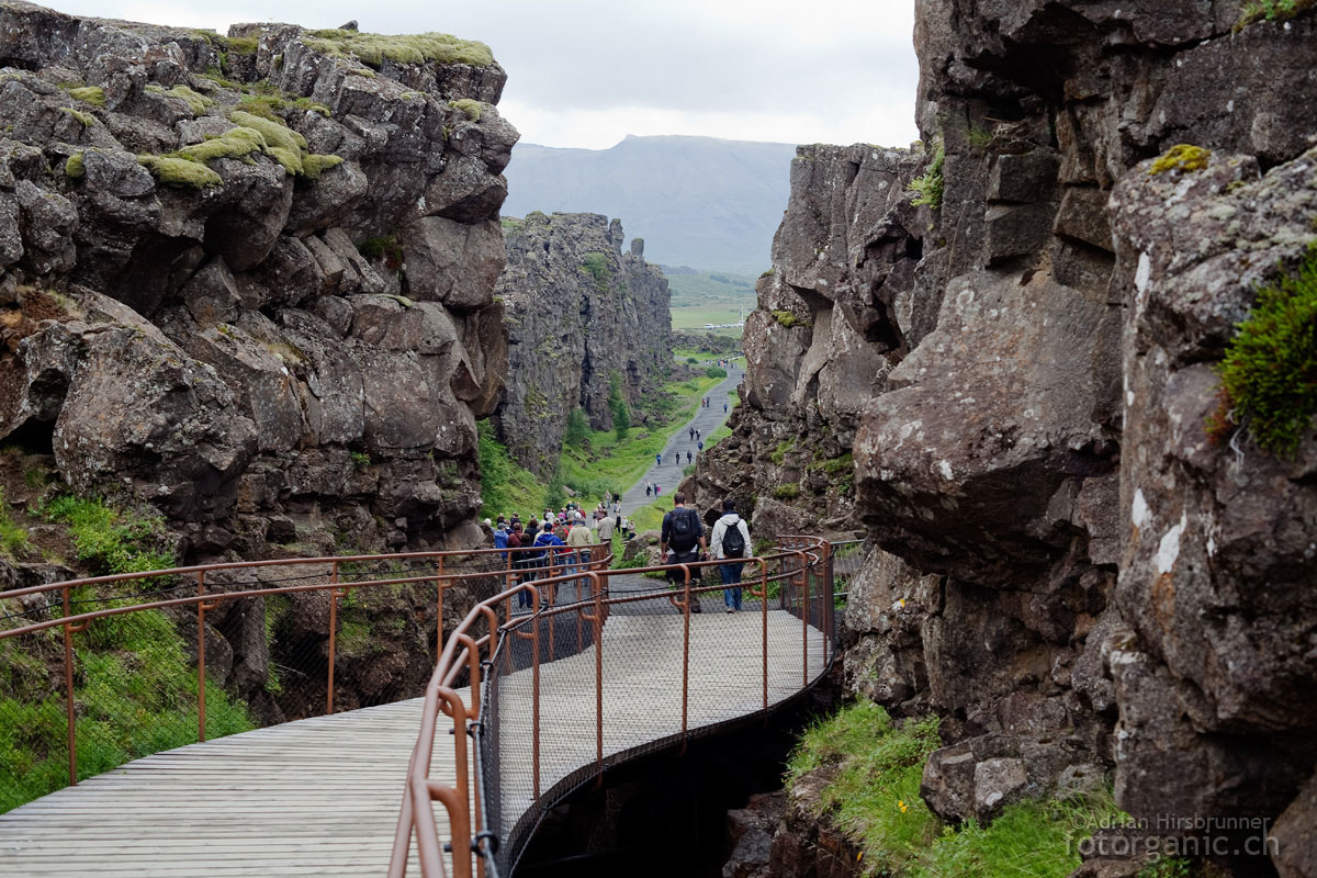 ingvellir-Graben, Island. Hier ist jene Stelle des Spaltensystems, die den Touristen als „die Trennlinie“ zwischen Europa und Amerika verkauft wird