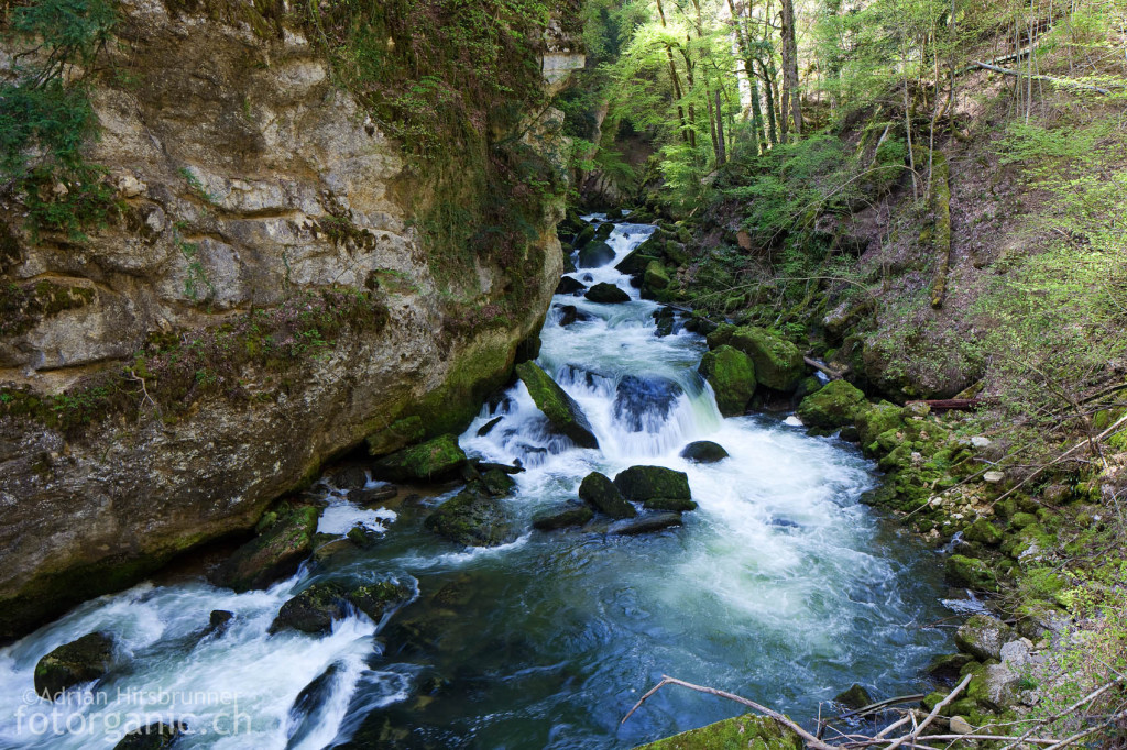 Der Weg durch die Areuse Schlucht bietet dem Wanderer eine imposante Kulisse.