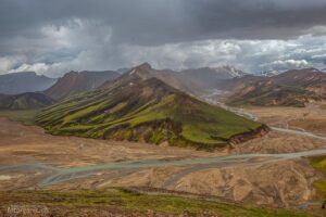 Landmannalaugar ist ein wildes und ursprüngliches Gebiet im isländischen Hochland. Bis auf den Tourismus ist die Landschaft hier noch vollkommen unberührt.