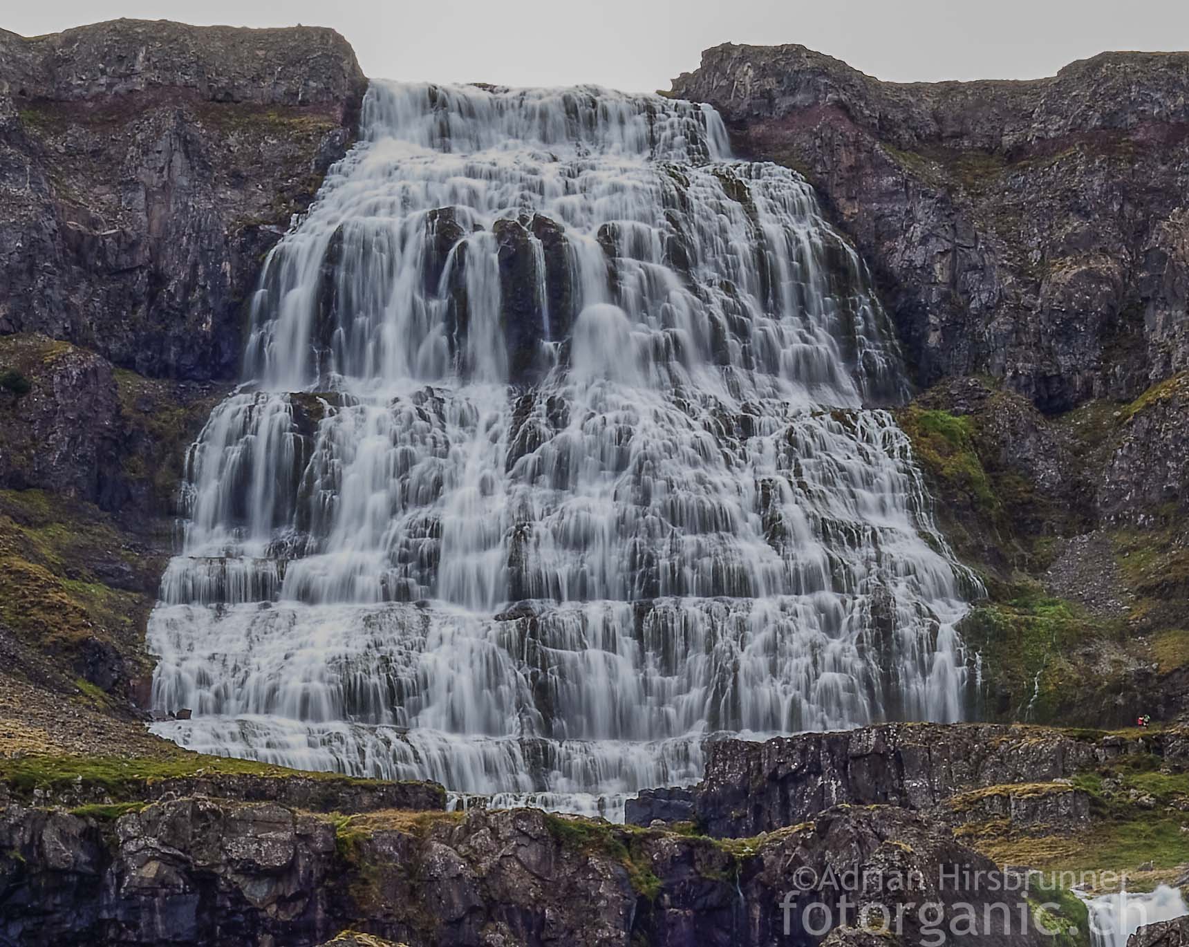 Der 100 Meter lange Dynjandi Wasserfall stürzt in Kaskaden ins Tal.
