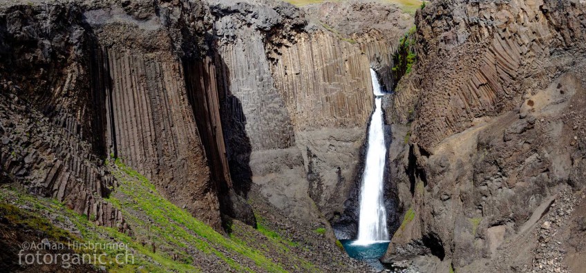 Perfekte und vielgestaltige Basaltsäulen umgeben den Litlanesfoss