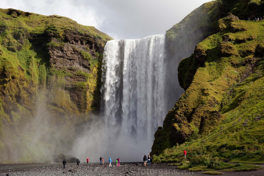 Wasserfall Island: Der Skógarfoss ist einer der vielen Attraktiven Wasserfälle Islands.