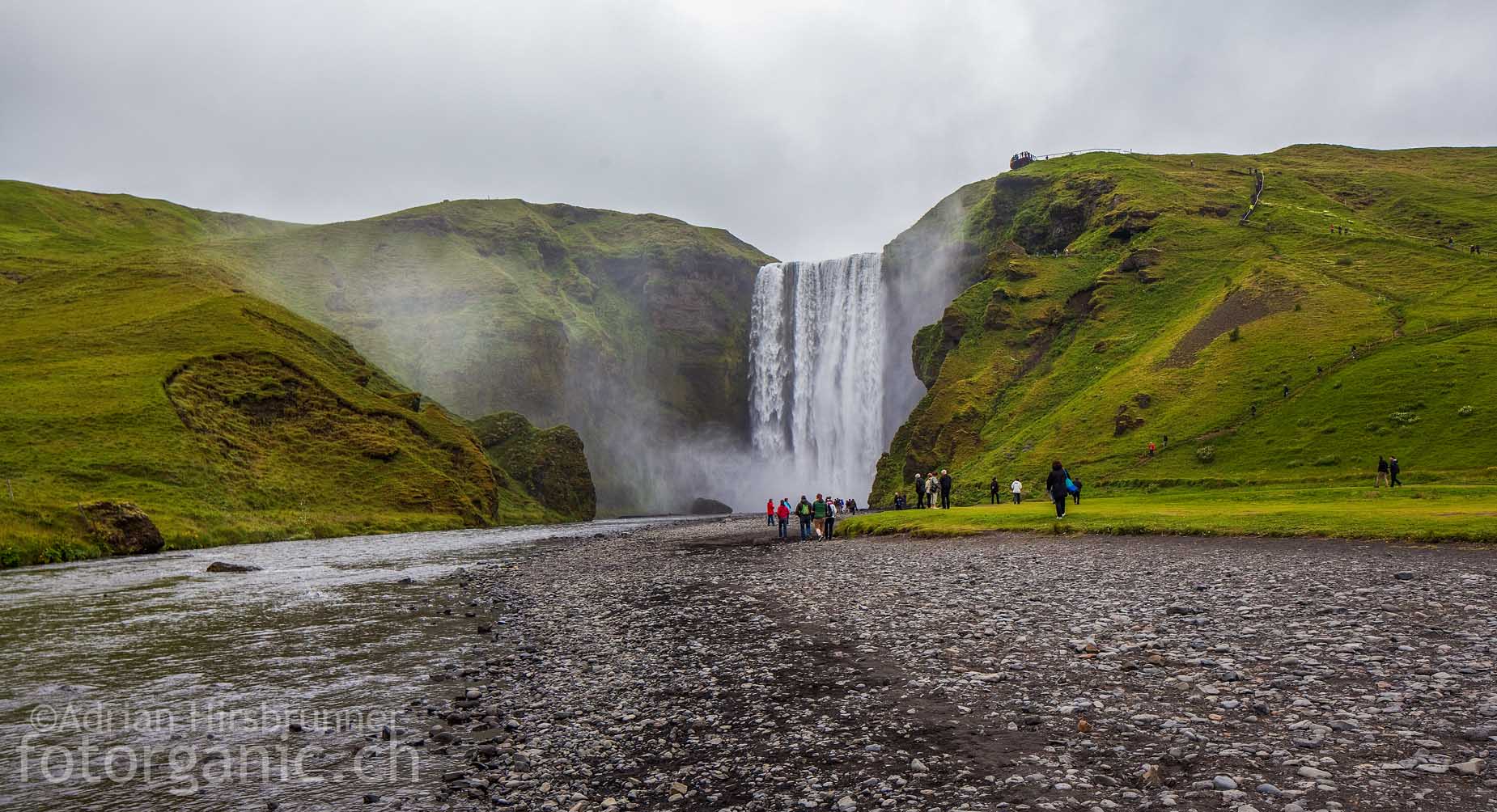 Der Skógafoss ist vielleicht der schönste Wasserfall Islands. Seine Fallhöhe beträgt 60 Meter!