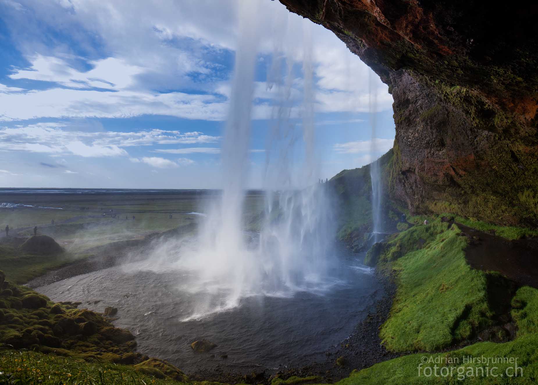 Wer nicht wasserscheu ist, kann den Seljalandsfoss auf einem Pfad, der hinter dem Wasserfall durchführt, umrunden.