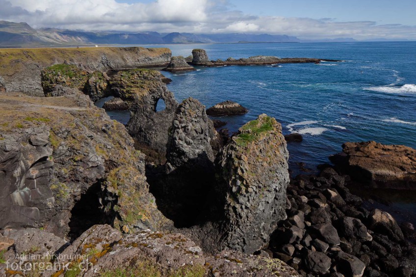 Basaltformationen an der zerklüfteten Küste von Snæfellsnes.