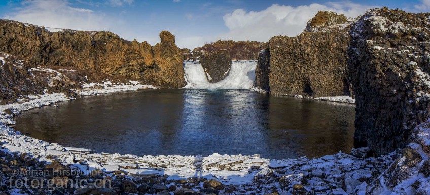 Kontrastreich: Das Basaltsäulen-Becken des Hjalparfoss bereitet beim fotografieren Mühe.