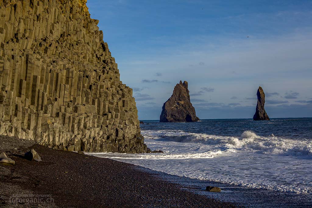 Aufgrund der hohen Vulkanischen Aktivität sind in Island mancherorts attraktive Basaltsäulen entstanden.