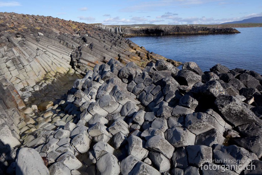 Der Leuchtturm von Kálfshamarsvík steht auf einer Basaltsäulenformation