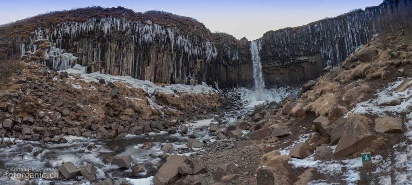 Wie ein Gebiss wirkt der Swartifoss im Winter wenn zu den Basaltsäulen auch noch die Eiszapfen dazukommen.