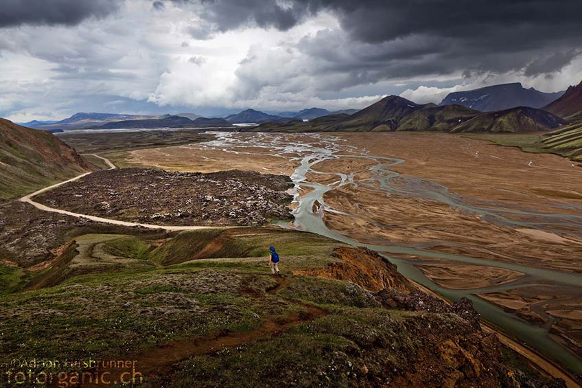 Einsame Wanderer in den Bergen von Landmannalaugar