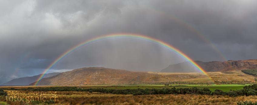 Erwischt man den richtigen Tag, kann man in Schottland mehrmals Täglich auf traumhafte Regenbogen treffen.