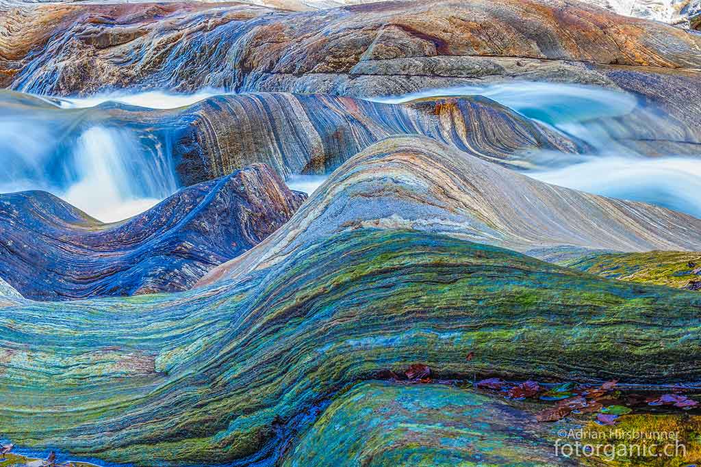 Das Verzascatal- bzw. das Valle Verzasca - gehört mit seinen eindrücklichen Felsformationen und dem smaragdgrünen Wasser des Flusses Verzasca, zu den eindrücklichsten Sehenswürdigkeiten der Schweiz.