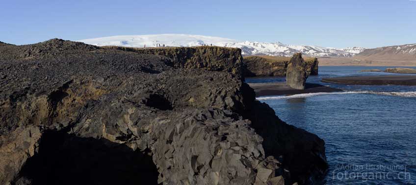 Bucht von Vík í Mýrdal In der Bucht von Vík í Mýrdal können wir uns auch im Winter aufwärmen.