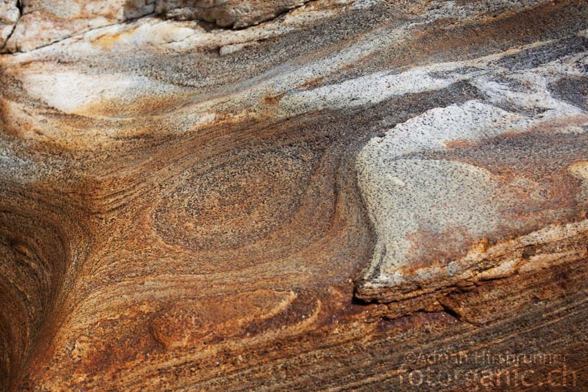 Bänderungen, Störungen und tektonische Verzerrungen können Gneise zu Gemälden machen.