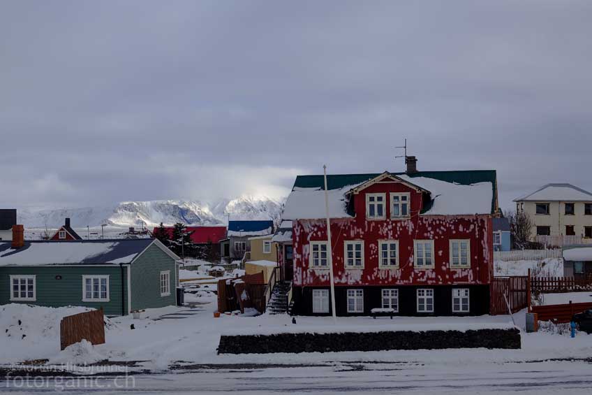 Winterstimmung in einem Isländischen Dorf auf der Halbinsel Reykjanes.