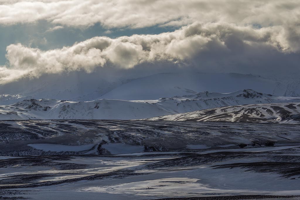 Island ist auch im Winter eine Reise wert. Wenn über der mystischen Landschaft Schnee liegt, ist alles viel ruhiger.