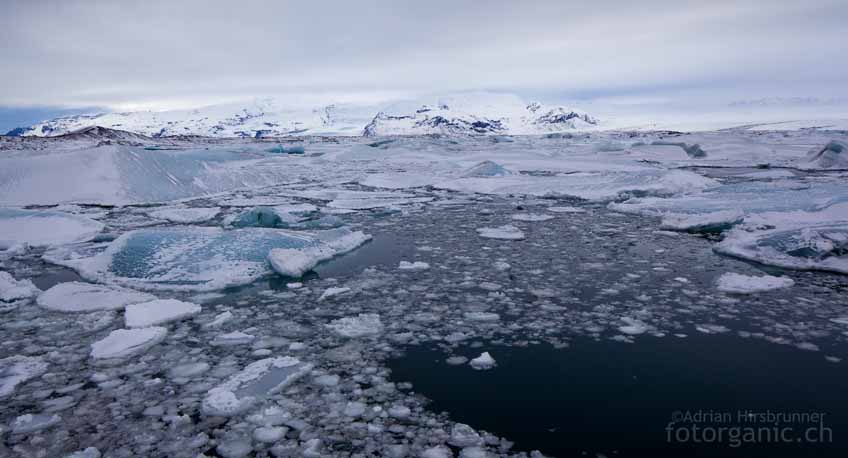 Jökulsárlón strahlt im Winter eine seltsame Ruhe aus.