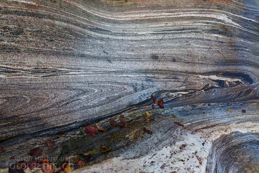 Feldspat-Quarz-Schichtungen im Wechsel mit dunklen, glimmerreichen Lagen.