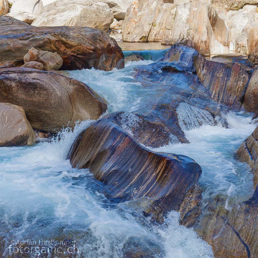 Die Gesteine und Gesteinsbecken an der Verzasca bilden mit dem Fluss eine dynamische Einheit.