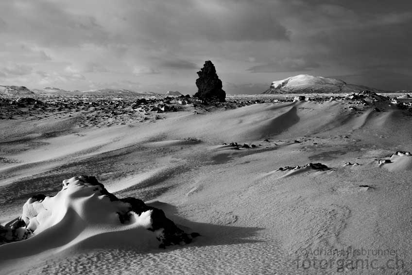 Winterliche Wüste beim Vulkan Hekla Die Ruhe unterhalb des Zentralvulkans Hekla ist im Winter fast gespenstisch. Wir vergessen die Zeit.