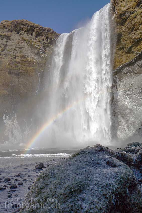 Der Wasserfall Skógafoss im Winter.