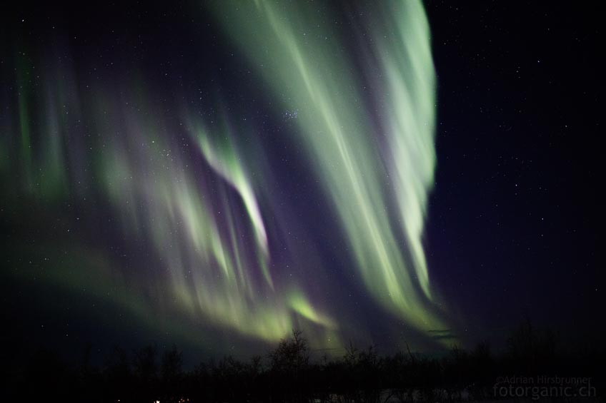 Bald ist der ganze Himmel mit Polarlichtbändern überzogen.