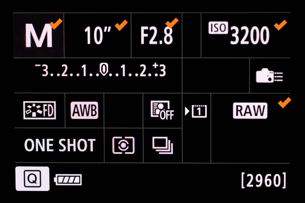 Die Kamera befindet sich im manuellen Modus und ist auf RAW gestellt. Jetzt kannst Du die passenden Einstellungen der Blende, der Verschlusszeit und des ISO-Werts einstellen.