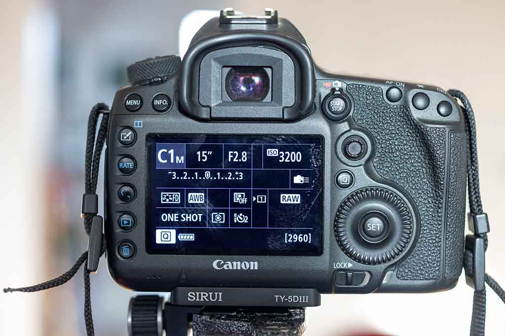Preset-Einstellungen lassen sich an den meisten digitalen Kameras bereits im Vorfeld Programmieren. Bei Canon beispielsweise unter den C Funktionen.