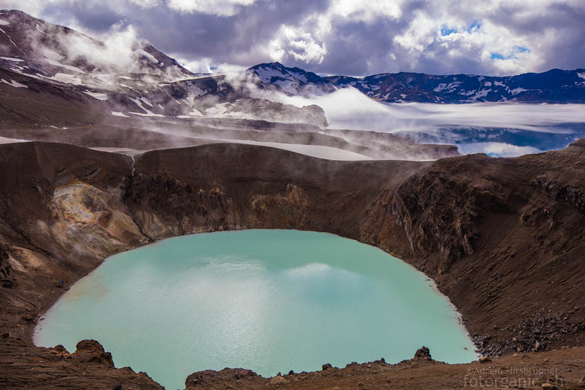 Blick vom Víti-Krater auf den See Östjuvatn. Hier befindet sich die jüngste Caldera der Askja.