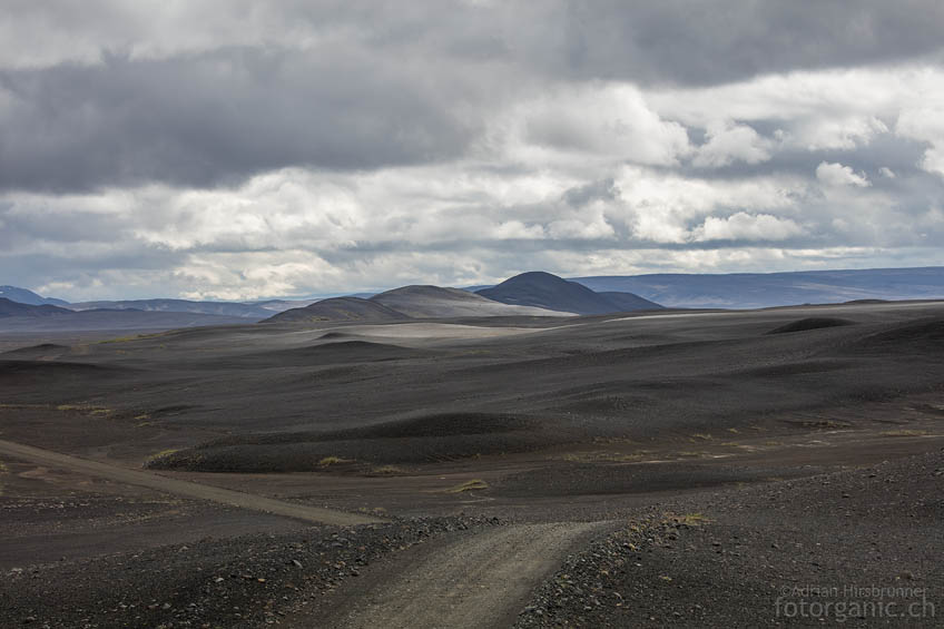 Stundenlang fahren wir durch die Vulkanwüste Ódáðahraun.