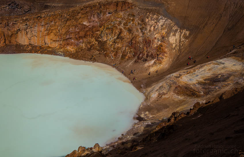 Im 20-27°C warmen See des Víti-Kraters wird gebadet.
