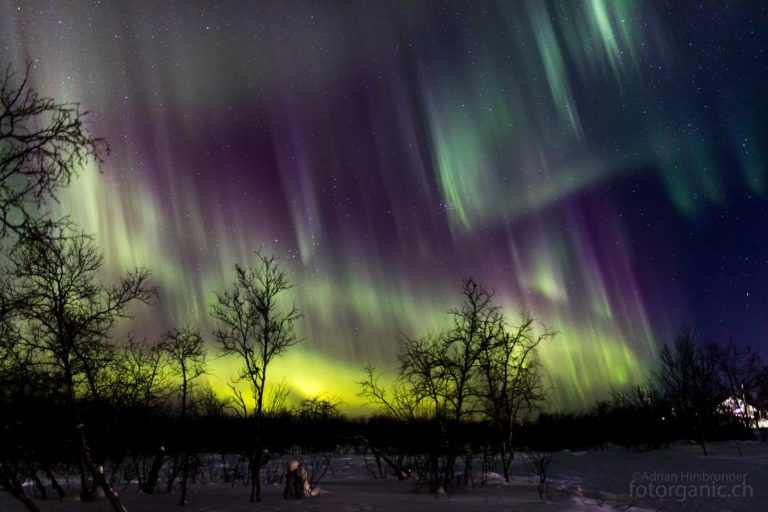 Das Polarlicht leuchtet jetzt in allen Farben. Kurz zuvor hatte es sich so schnell bewegt, dass das Fotografieren unmöglich war.