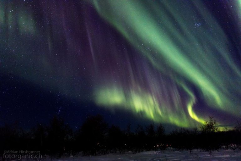 Nichts ist faszinierender als ein Sternenhimmel der mit Polarlichtern gefüllt ist.