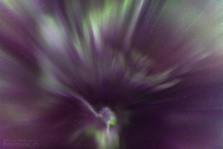 Polarlicht Bilder, Corona-Flaming. Die beeindruckendsten Momente erlebt man, wenn man direkt unter dem Polarlicht steht. Im Zenit die flammende Korona. Der ganze Himmel ist, soweit das Auge reicht, voller Nordlichter. Dieser Moment lässt einem alles vergessenl.