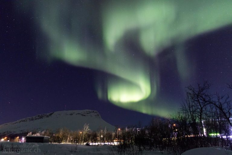 Polarlichtbogen und der Sana (links), der höchste Berg Finnlands