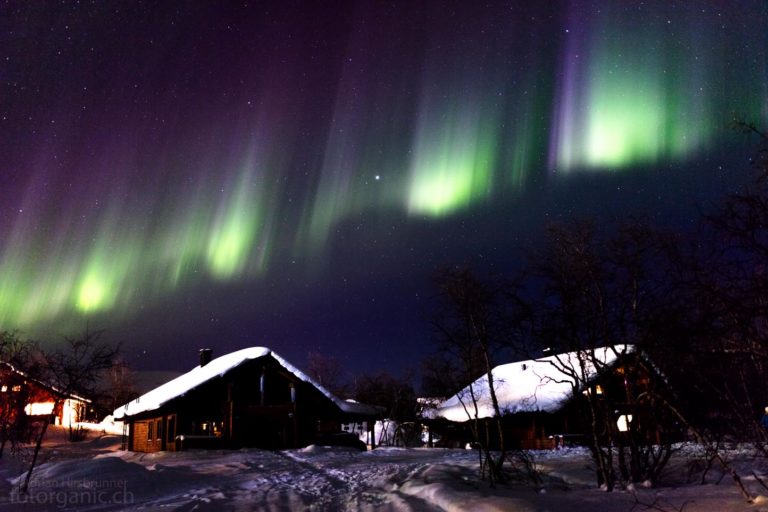 Häufig wandern schnelle Lichtimpulse durch die Polarlichtvorhänge