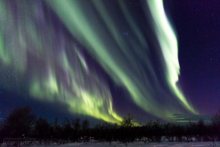 Still und unruhig huschen die Nordlichter über den Himmel.