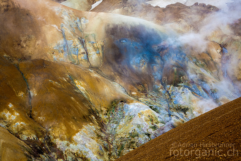 Sinterfelsen mit Solfataren verleihen der Landschaft von Kerlingarfjöll einen bunten Anstrich.