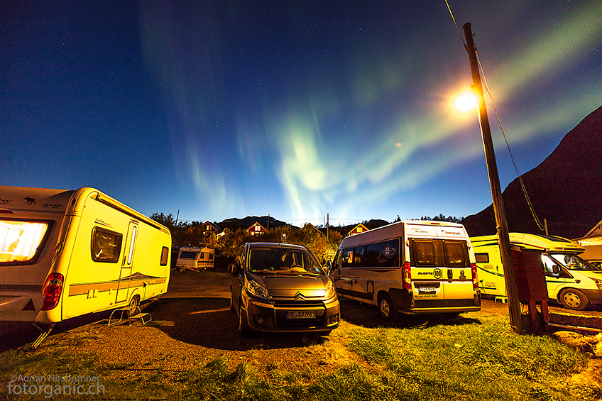 Polarlichter über dem Campingplatz Aurora auf unserem Campingplatz. In der Dämmerung können die Farben der Nordlichter besonders gut wahrgenommen werden.
