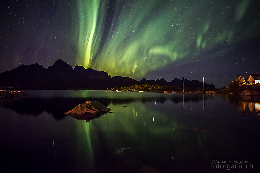 Bereits in der ersten Nacht auf den Lofoten, zieht uns das Nordlicht in seinen Bann.