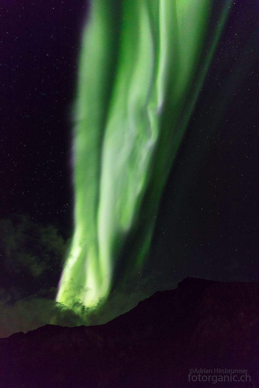 Unberechenbares Polarlicht: Eine Flamme aus der unzählige Koronen hervorgehen lodert plötzlich am Himmel!