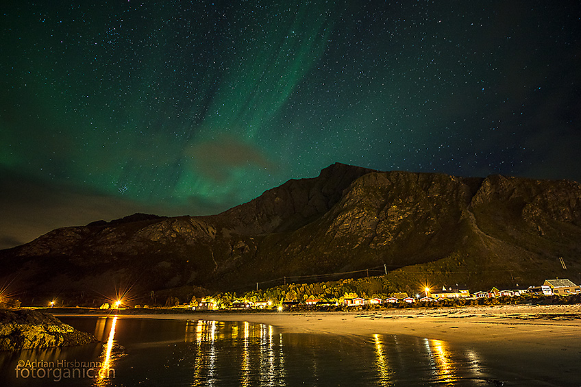 Ruhiges Nordlicht hat durchaus seinen Reiz. Grünes Leuchten am Strand von Ramberg.