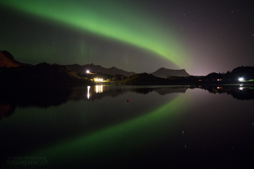 Manchmal steht das Polarlicht auch nur als ruhiger, leuchtender Bogen am Himmel. Aber auch diese Form der Aurora beschert uns magische Momente.