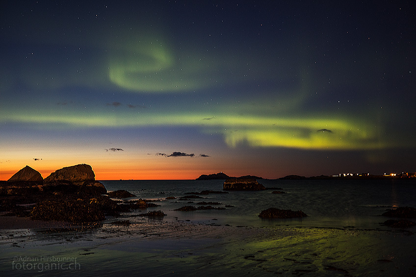 Nordlicht in der Dämmerung Bereits in der Dämmerung huschen erste Auroras über den Himmel.