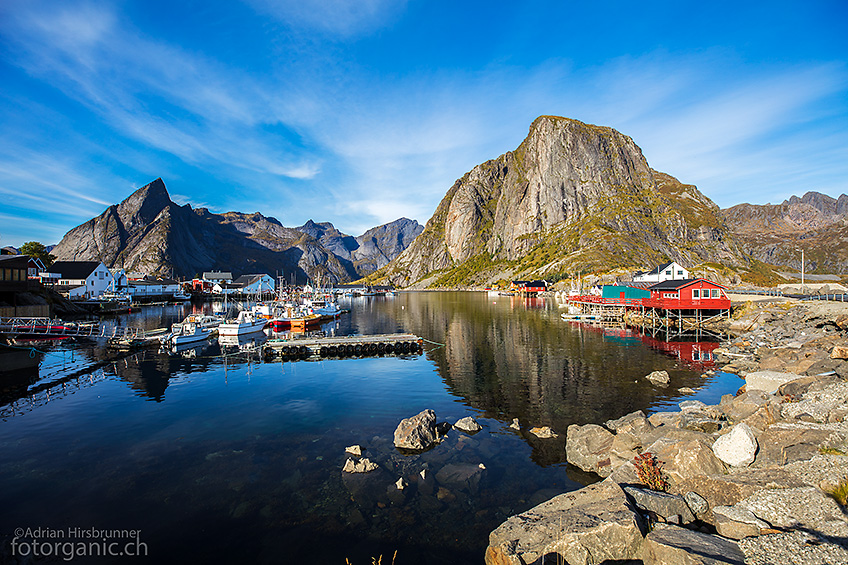 Hamnoy, das malerische Fischerdorf der Lofoten. Die Lage dieses Ortes ist unwiderstehlich