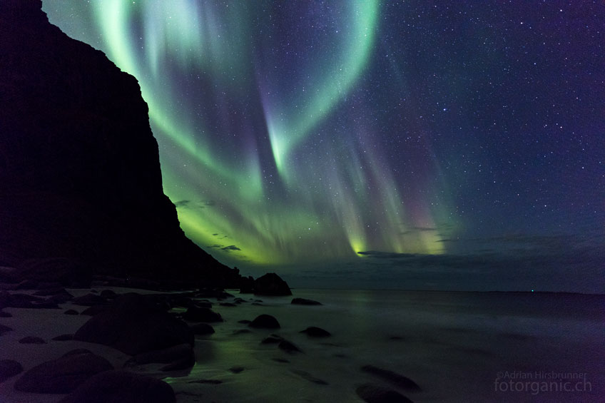 Das Polarlicht tanzt doch noch über dem Strand von Utakleiv.