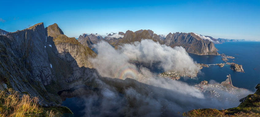 Die Nebelbänke lösen sich auf und geben einen Blick auf Reine frei.